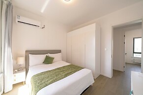 Tyms Elegant 4BR 2BA Apt in Xujiahui