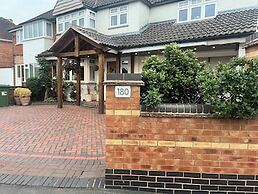 Staysolihull, Large Spacious Corner House,