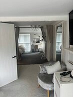 Staysolihull, Large Spacious Corner House,