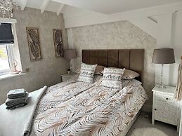 Staysolihull, Large Spacious Corner House,