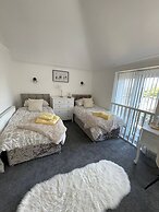 Staysolihull, Large Spacious Corner House,