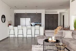 Prestigious penthouse in a luxury tower
