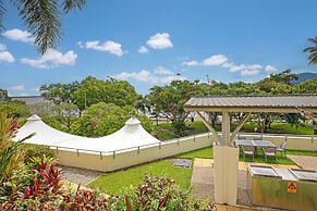 Studio in the City with pool and BBQ
