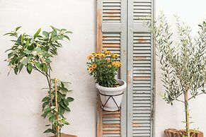 Stunning Design 1BR  Secret Garden
