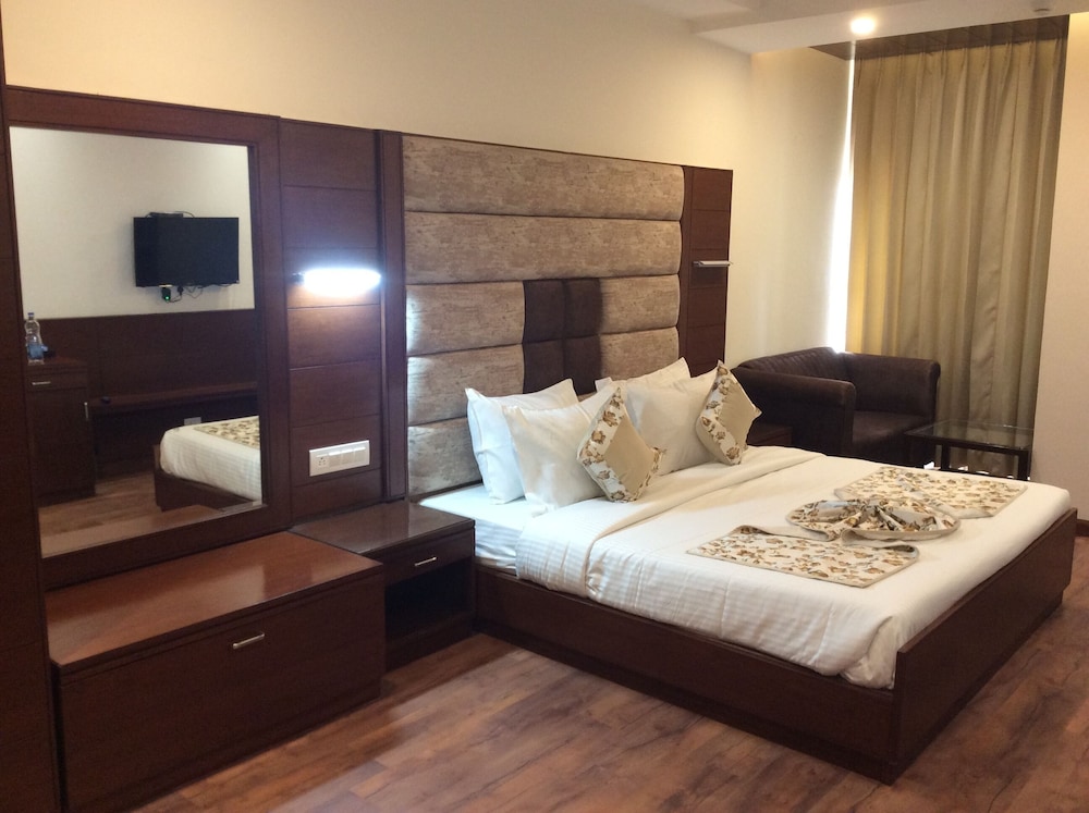 HOTEL THE SAFFRON PARK