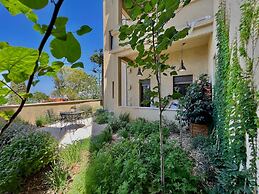 Stylish Patio Duplex by Sea N' Rent
