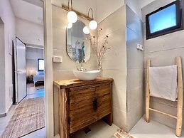 Stylish Patio Duplex by Sea N' Rent