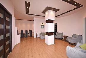 Spacious Apartment by Luxe Group TT606