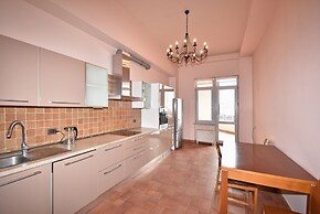 Spacious Apartment by Luxe Group TT606