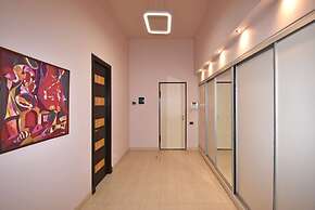Spacious Apartment by Luxe Group TT606