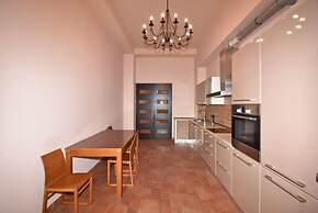 Spacious Apartment by Luxe Group TT606