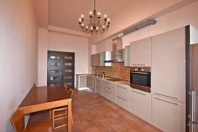 Spacious Apartment by Luxe Group TT606