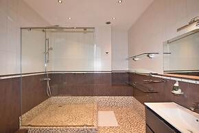 Spacious Apartment by Luxe Group TT606