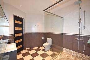 Spacious Apartment by Luxe Group TT606
