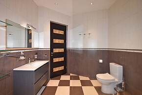 Spacious Apartment by Luxe Group TT606