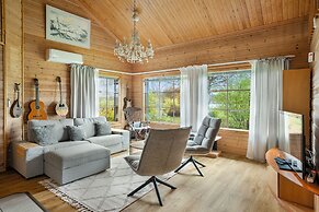 Cozy 3BR Riverside House with Sauna