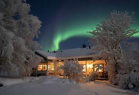 Cozy 3BR Riverside House with Sauna