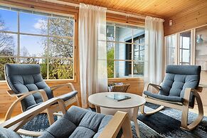 Cozy 3BR Riverside House with Sauna