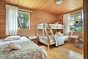 Cozy 3BR Riverside House with Sauna