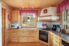 Cozy 3BR Riverside House with Sauna