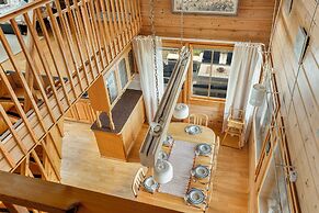 Cozy 3BR Riverside House with Sauna