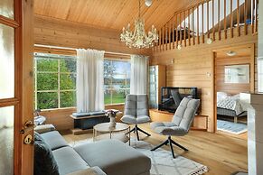 Cozy 3BR Riverside House with Sauna