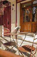 La Noire Petit Hotel