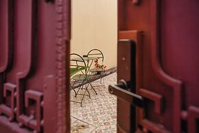 La Noire Petit Hotel