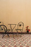 La Noire Petit Hotel