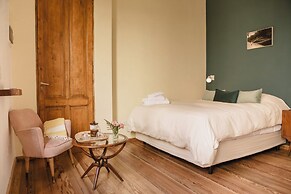 La Noire Petit Hotel