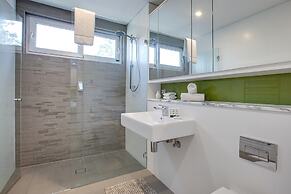 Spacious 2-bed Apartment Close to City