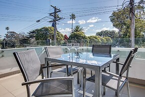 Spacious 2-bed Apartment Close to City