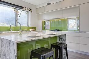 Spacious 2-bed Apartment Close to City