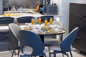 Nobles Suites by Hostiva - City View