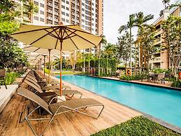 Large High Floor, Best Pool and Great Location