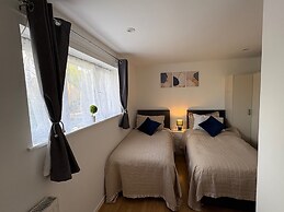Modern and Spacious 3 Bed Retreat - Bracknell