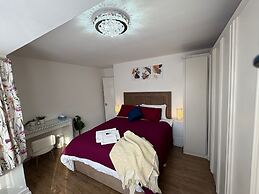 Modern and Spacious 3 Bed Retreat - Bracknell