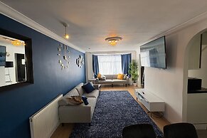 Modern and Spacious 3 Bed Retreat - Bracknell