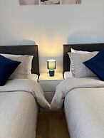 Modern and Spacious 3 Bed Retreat - Bracknell