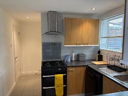 Modern and Spacious 3 Bed Retreat - Bracknell