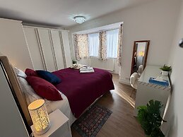 Modern and Spacious 3 Bed Retreat - Bracknell