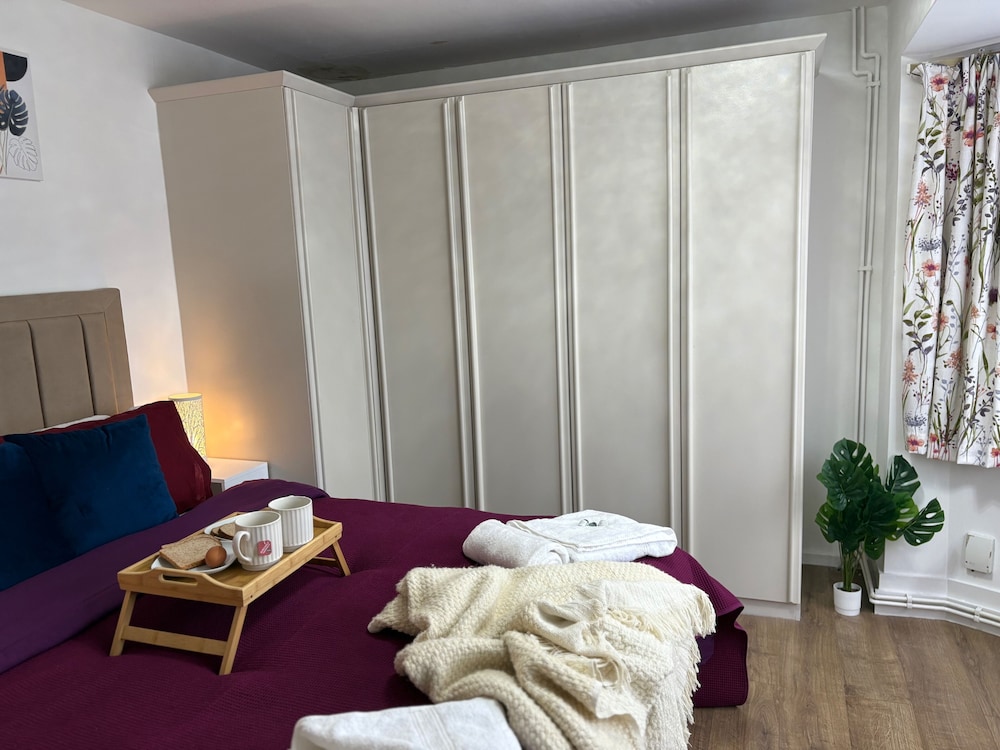 Modern and Spacious 3 Bed Retreat - Bracknell