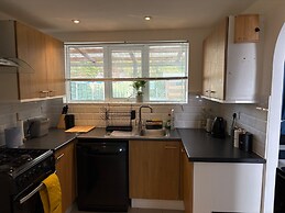 Modern and Spacious 3 Bed Retreat - Bracknell