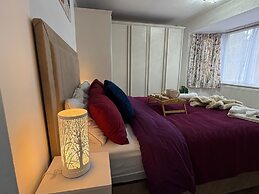 Modern and Spacious 3 Bed Retreat - Bracknell