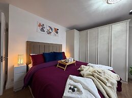 Modern and Spacious 3 Bed Retreat - Bracknell