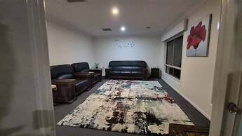 Cosy Spacious Hill Holiday Home