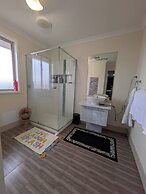 Cosy Spacious Hill Holiday Home