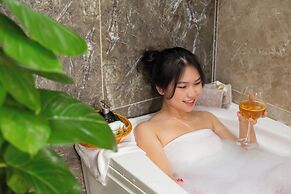 Sea Front Apartment & Spa Da Nang