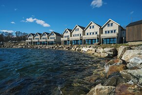 Steam Pier Adventure Hotel