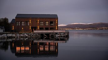 Steam Pier Adventure Hotel
